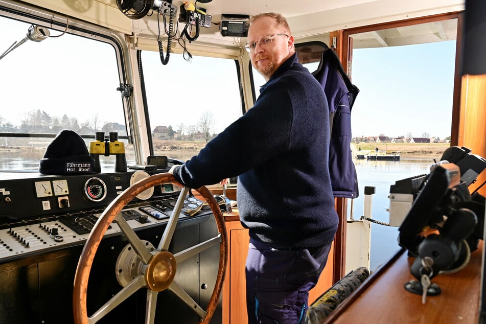 Brücken weit entfernt: Fährmann Michael Metzler (46) sieht keine wirklichen Alternativen für die Elbquerung zu Wasser.