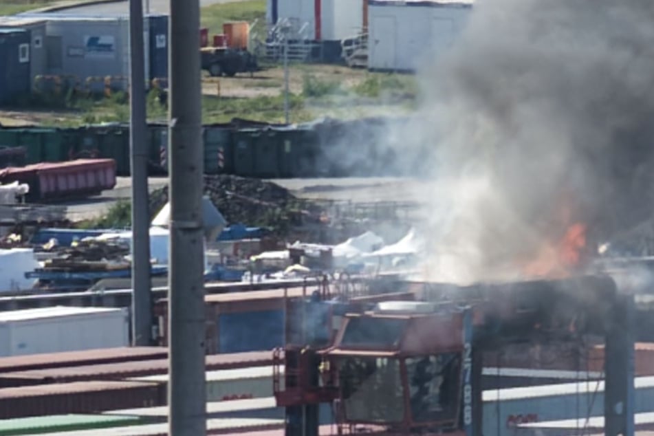 Hamburg: Großeinsatz im Hamburger Hafen: Feuer auf Container-Terminal