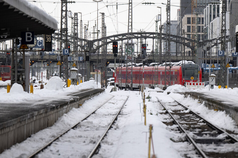 Ein Zug der Deutschen Bahn (DB) steht auf einem Gleis an der Einfahrt zum Münchner Hauptbahnhof. Nach dem Chaos in den letzten Tagen entspannt sich die Lage im Bahnverkehr etwas.