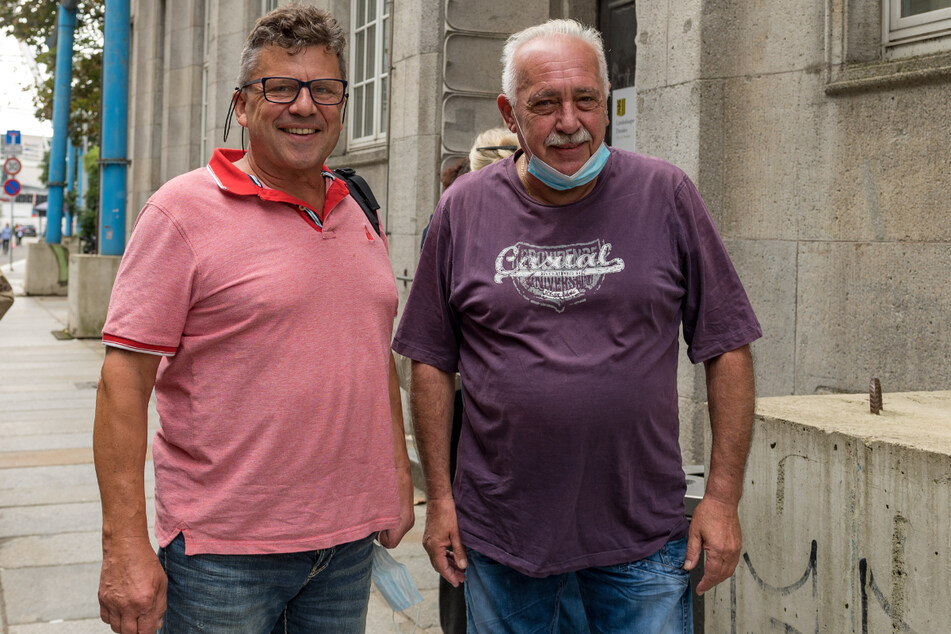 Rudolf Kümpel (64, l.) und Ulrich Dahnert (67) gehören zu den ersten Dresdnern, die bereits gewählt haben.