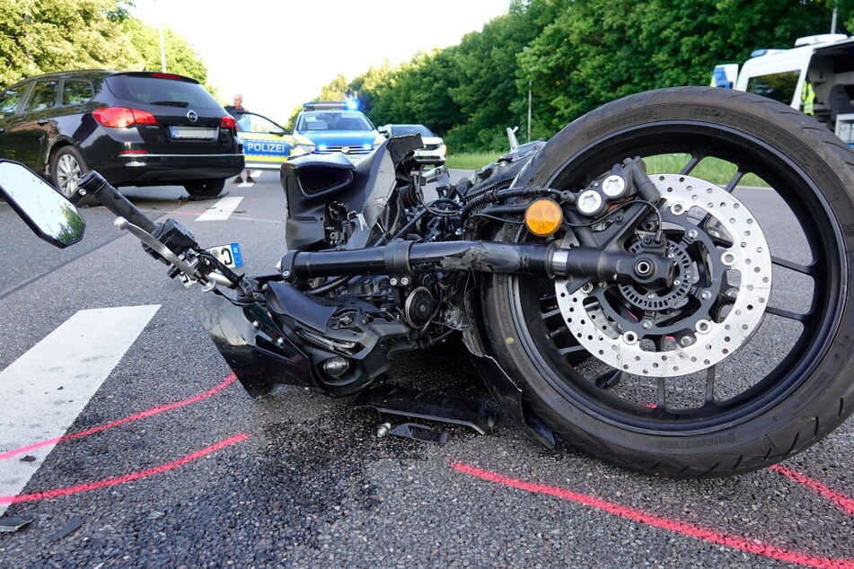 Das Motorrad krachte mit dem abgedrängten Auto zusammen.