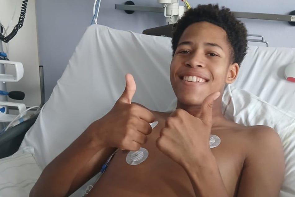 Daumen hoch: Der 14-Jährige geht den Kampf gegen seine Erkrankung optimistisch an.