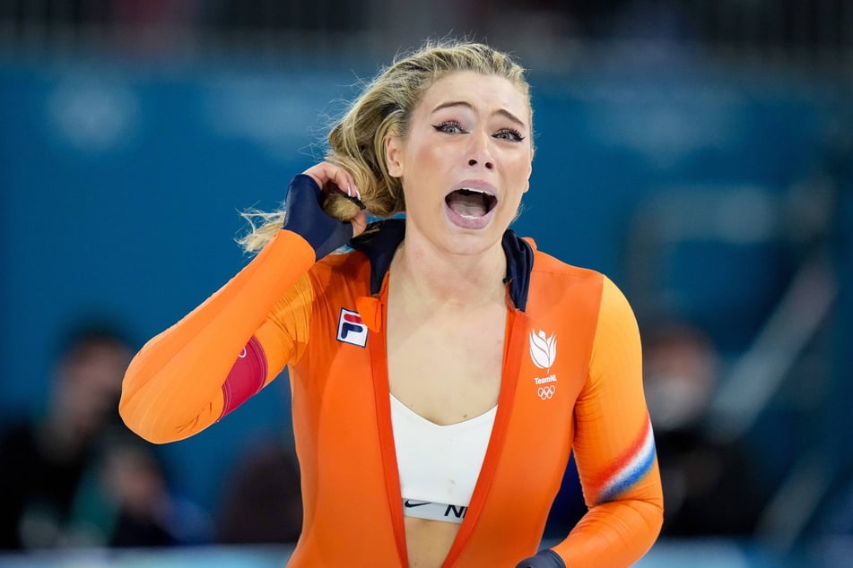 Es ist üblich, dass die Eisschnellläuferinnen nach dem Rennen ihren Anzug öffnen, für das Zeigen des Sport-BHs der Firma "Nike" soll die 27-Jährige allerdings rund 850.000 Euro kassiert haben.