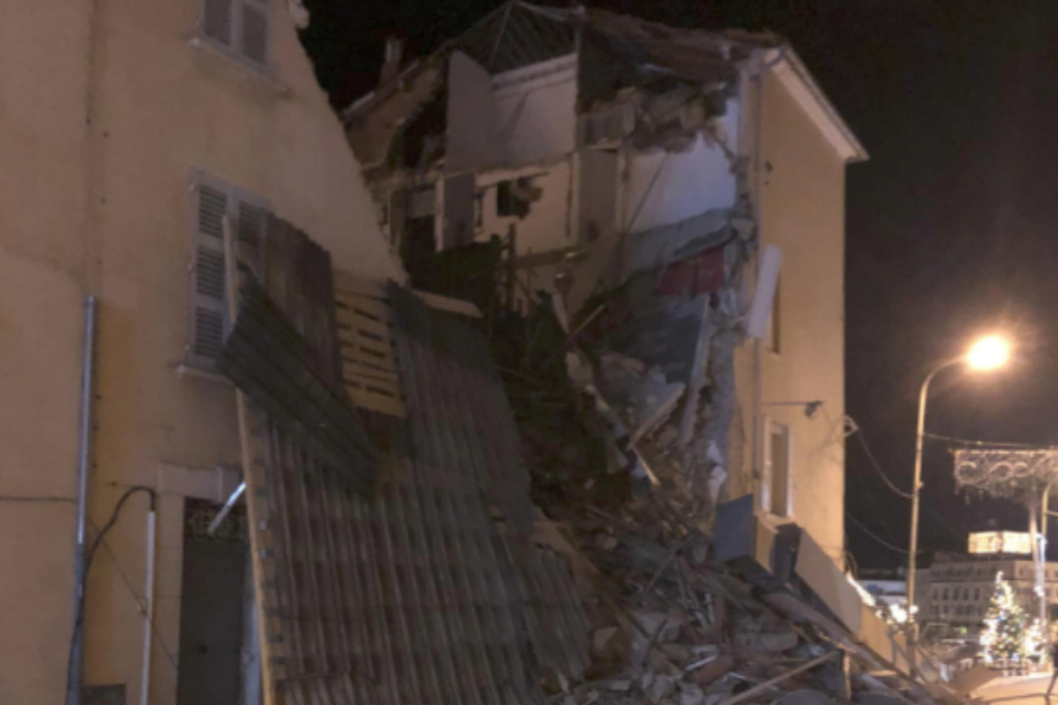 Bei der Explosion wurde das Haus komplett zerstört. Zwei Personen konnten in Südfrankreich gerettet werden, eine von ihnen war bewusstlos.