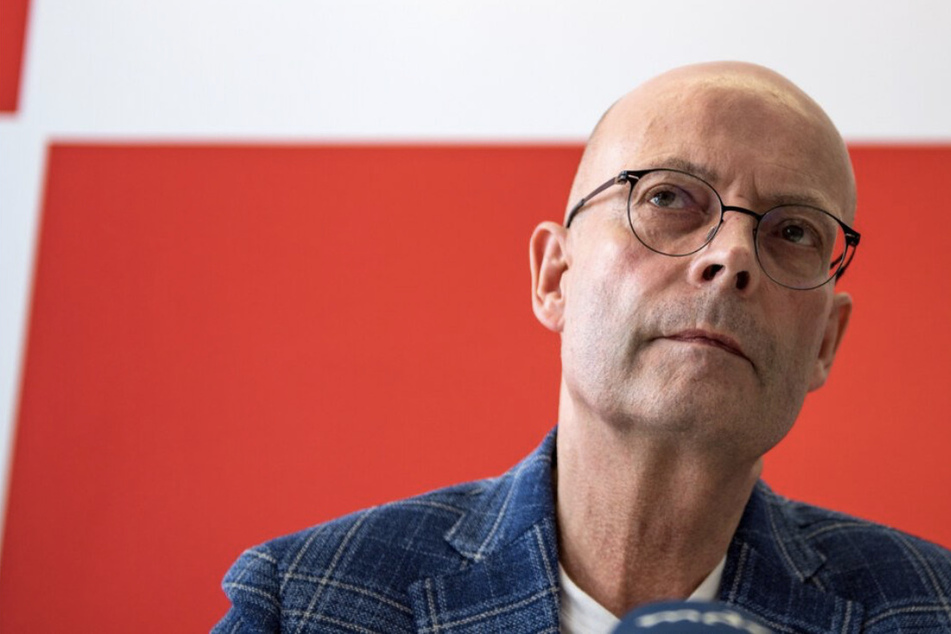 Bernd Wiegand (64, parteilos) ist seit Montag für eine unbestimmte Zeit von seinem Dienst als Oberbürgermeister von Halle suspendiert worden.