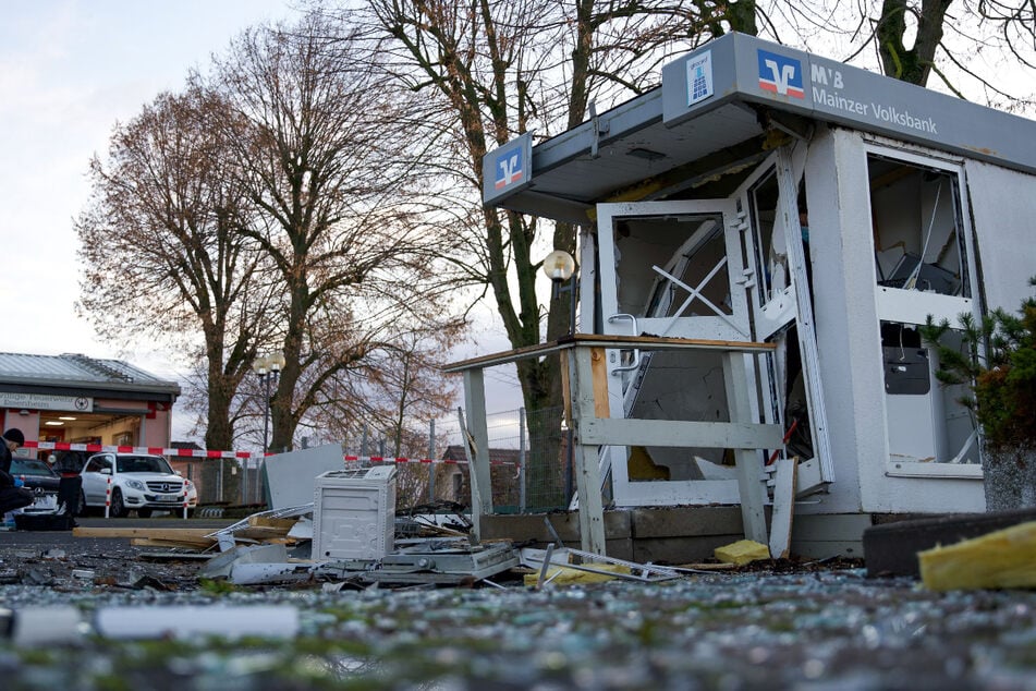 Geldautomat gesprengt: Überall lose Scheine, Täter entkommen nach wilder Verfolgungsjagd