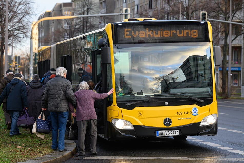 Viele nahmen das Angebot an und ließen sich von den Evakuierungsbussen zur Messe bringen.