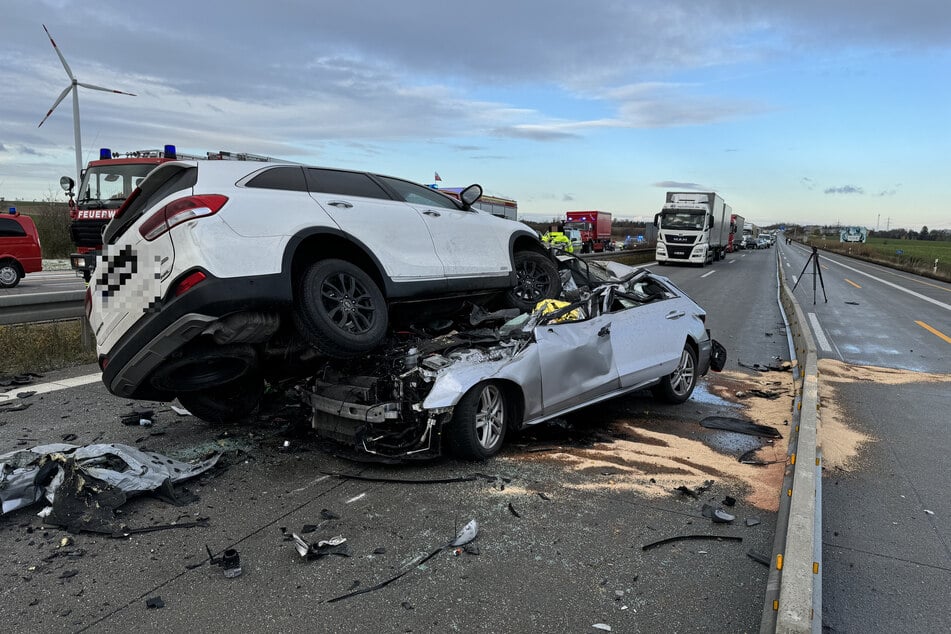 Ein Bild der Verwüstung auf der A4 bei Meerane: Ein Kia krachte in den Gegenverkehr und landete auf einem Audi. Der Fahrer (†62) starb noch an der Unfallstelle.