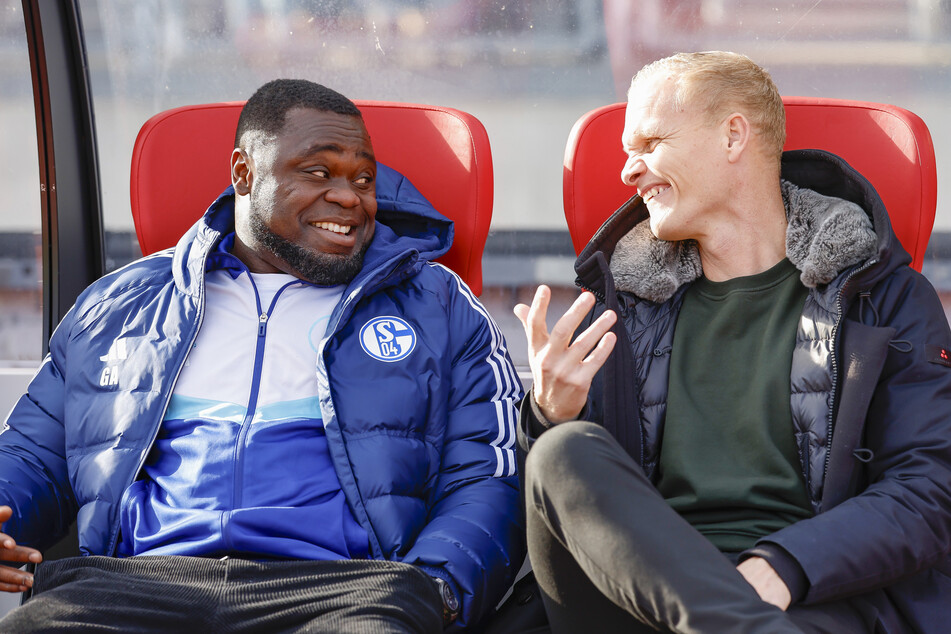 Entspannte Stimmung nach dem 2:1-Auswärtssieg in Nürnberg: Schalke-Trainer Karel Geraerts (41, r.) und Gerald Asamoah (45, l.), S04-Leiter Lizenzbereich.