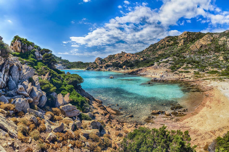 Jana und Heiko waren im idyllischen Sardinien unterwegs, als der Angriff passierte (Symbolfoto).