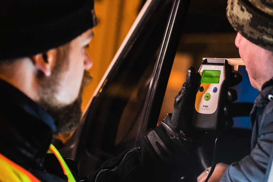 Opel steht mit laufendem Motor mitten auf der Straße: Als Beamten sich nähern, ist der Grund klar