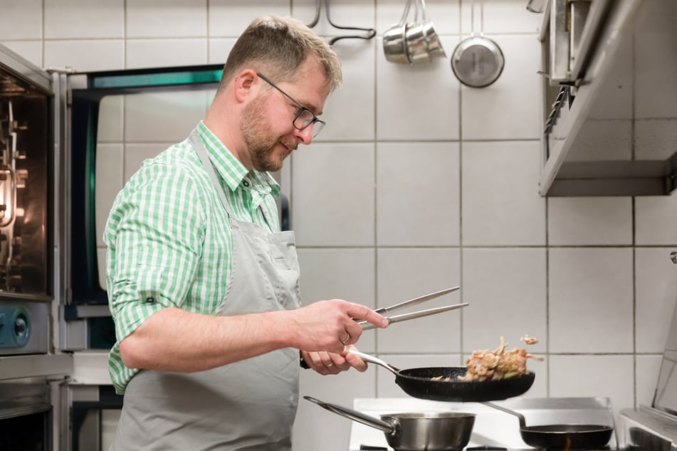 David Liebig kommt aus dem Gastronomiebereich und kocht auch selbst im eigenen Restaurantbetrieb.