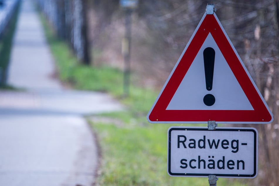 In Geilenkirchen hat ein Zeuge einen leblosen 37-Jährigen neben einem Radweg gefunden. (Symbolfoto)
