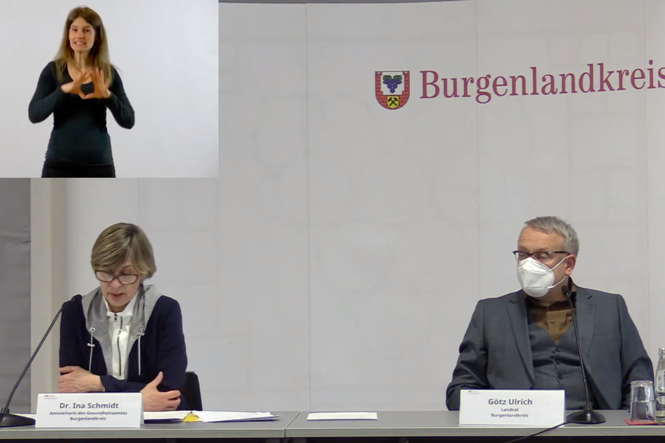 Amtsärztin Dr. Ina Schmidt (unten links) und Landrat Götz Ulrich (51, CDU) bei der Pressekonferenz am Mittwoch.