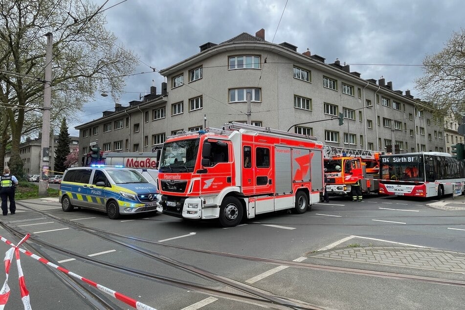 Bei einem Unfall in Köln ist eine Radfahrerin verstorben.