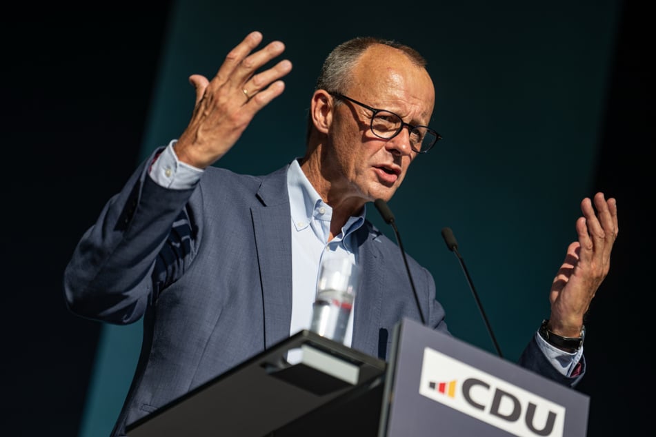 Die Steuerreform der SPD belaste Millionen von Leistungsträgern, kritisierte CDU-Chef Friedrich Merz (68).