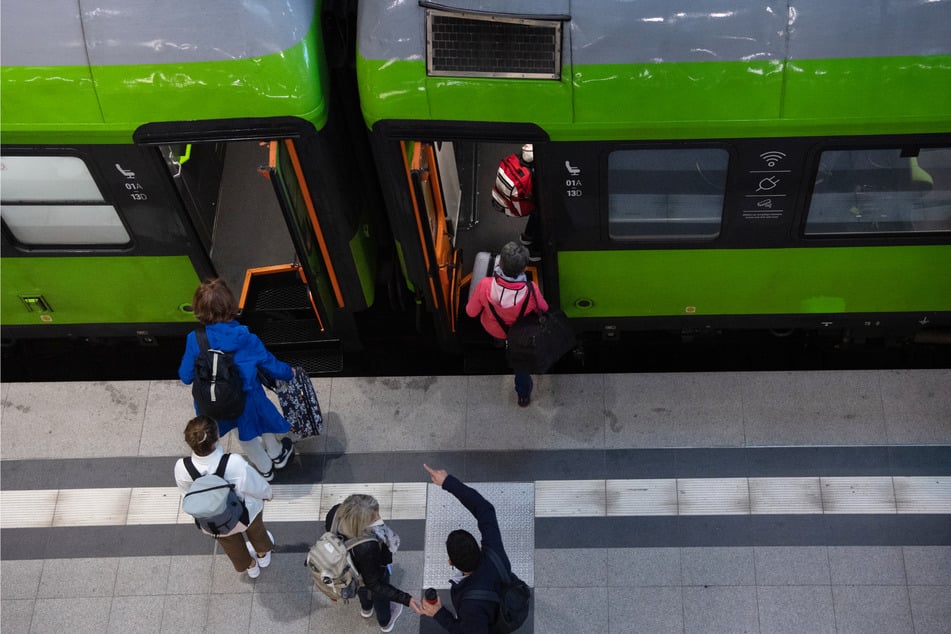 Ein Zugbegleiter drängte eine 45-jährige Berlinerin am vergangenen Sonntag aus einem FlixTrain in Fahrtrichtung Hamburg. (Symbolbild)