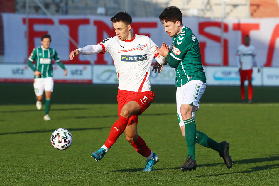 FSV-Stürmer Dustin Willms (l.) und Lübeck-Kicker Sven Mende im Zweikampf.