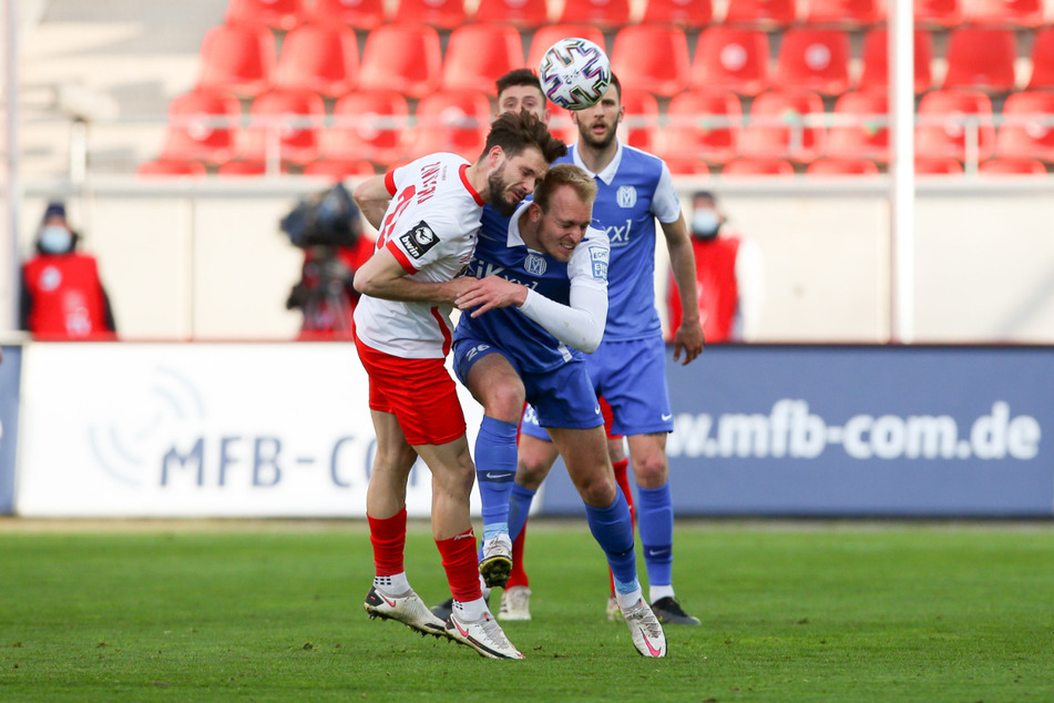 Marco Schikora (l.) - hier im Duell mit Meppens Julius Düker - mit hatte in der 15. Minute eine gute Chance, den FSV in Führung zu bringen. Doch sein Schuss aus halblinker Strafraumposition ging genau in die Arme von Torwart Domaschke.