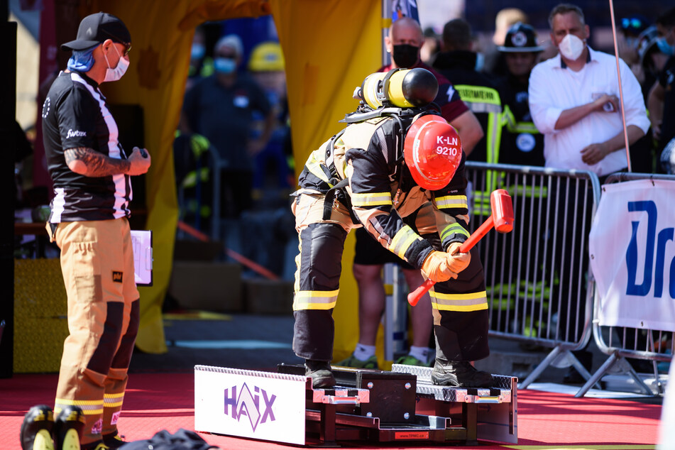 Teilnehmer absolvieren bei den "FireFit European Championships" den Parcours. Rund 400 Feuerwehrleute kämpften bei der Europameisterschaft um den Titel der fittesten Einsatzkraft.
