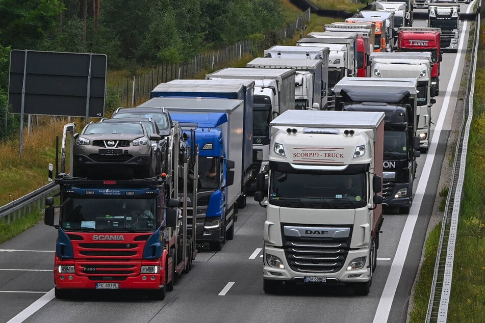 Lkw sind immer wieder an fatalen Unfällen beteiligt. Ein Simulator soll an der A12 die Gefahren aufzeigen. (Archivfoto)