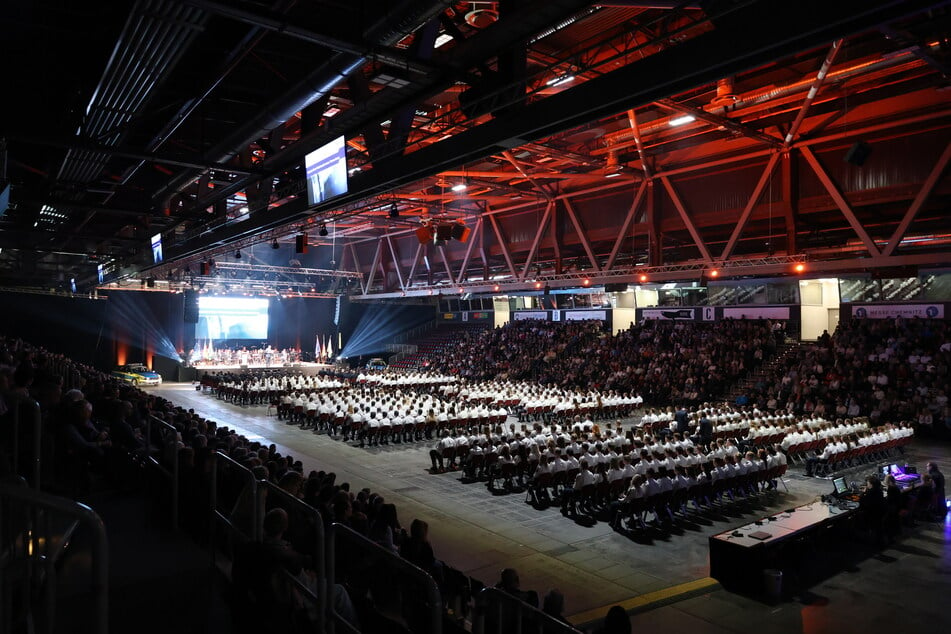 An der Vereidigung der Polizeimeister- und -kommissaranwärter in der Messe Chemnitz nahmen über 2000 Gäste teil.