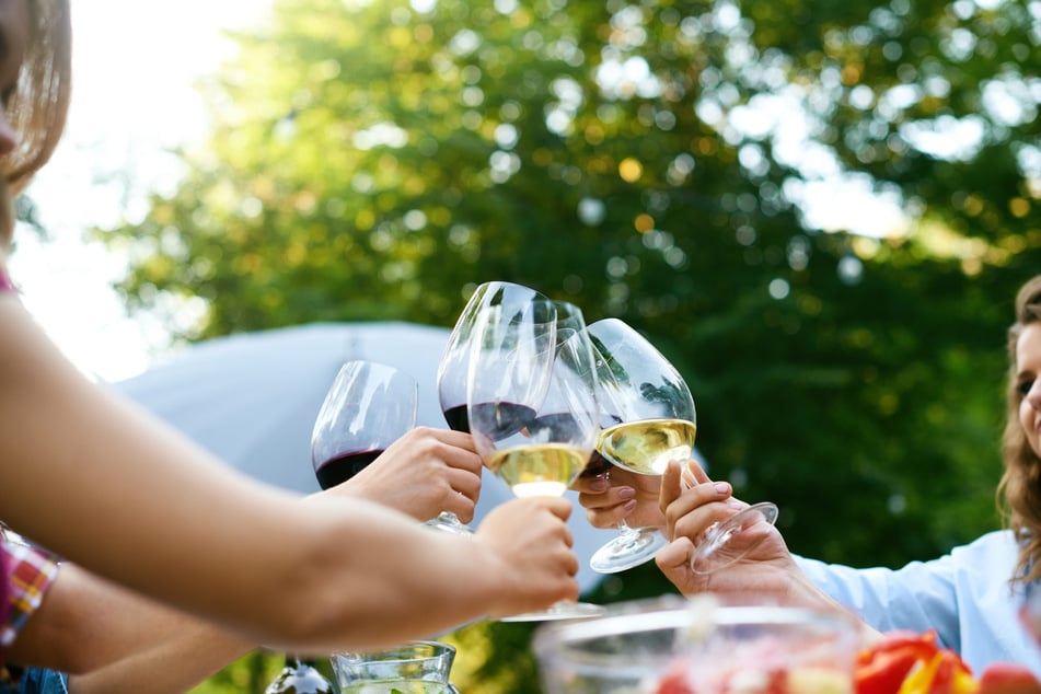 Beim ersten Weinmarkt auf dem Altmarkt präsentieren Winzer ihre besten Tropfen. (Symbolfoto)