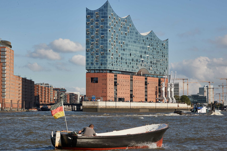 Die Elbphilharmonie in der Hamburger Hafencity. Die Corona-Inzidenz in der Hansestadt ist am Donnerstag erstmals über 800 gestiegen. (Symbolfoto)