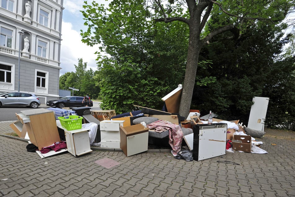 Eine illegale Müllhalde an der Clara-Zetkin-Straße/Kreuzung Zschopauer Straße sorgt für Unmut bei den Anwohnern.