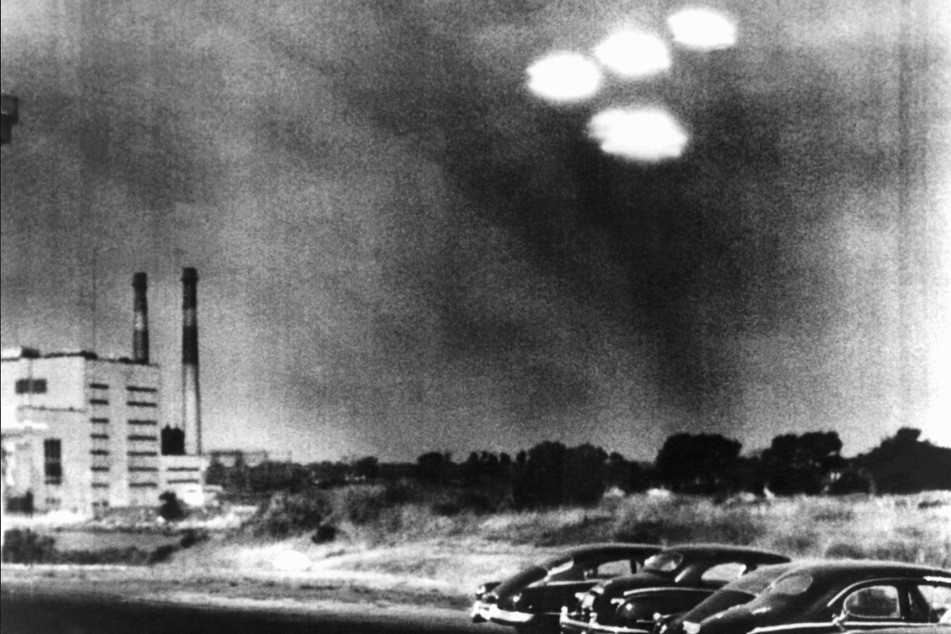 Ein Kameramann der US-Küstenwache hielt am 16. Juli 1952 in Salem fest, wie vier UFOS in Formation über die Stadt fliegen.