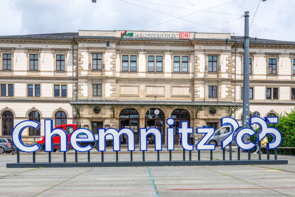 Die Eingangshalle vom Chemnitzer Hauptbahnhof wird zum Ausstellungsraum.