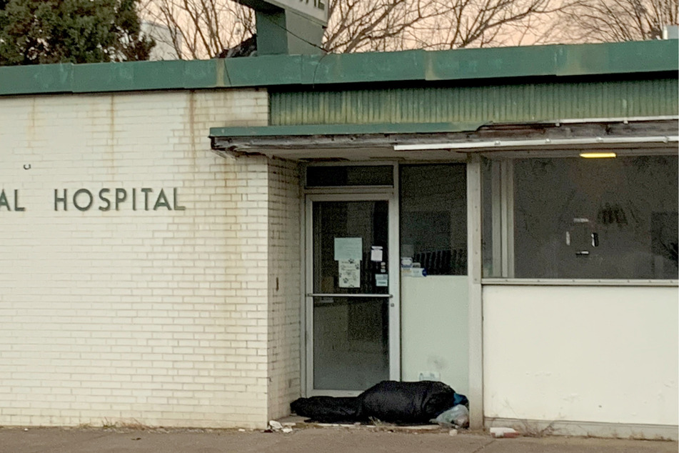 USA, Charleston: Ein Obdachloser liegt an einer Tür zum Tierhospital. Viele Menschen verlieren wegen ihres Drogenproblems ihr Zuhause.