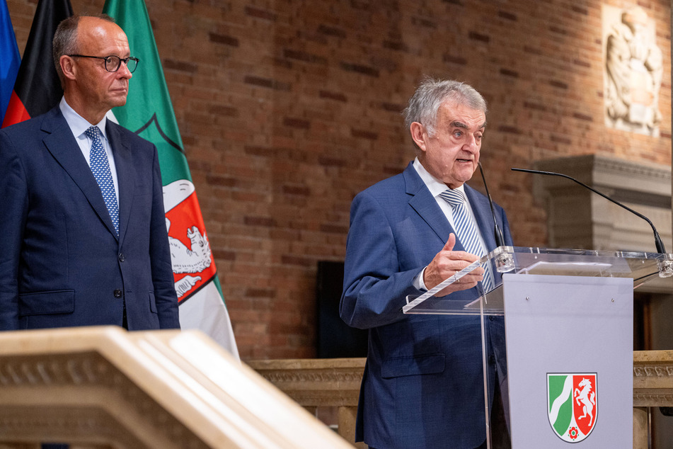 NRW-Innenminister Herbert Reul (r./73) ist seit Juli 2017 im Amt und verantwortet seitdem die Bereiche innere Sicherheit, Polizei und Katastrophenschutz in Nordrhein-Westfalen.