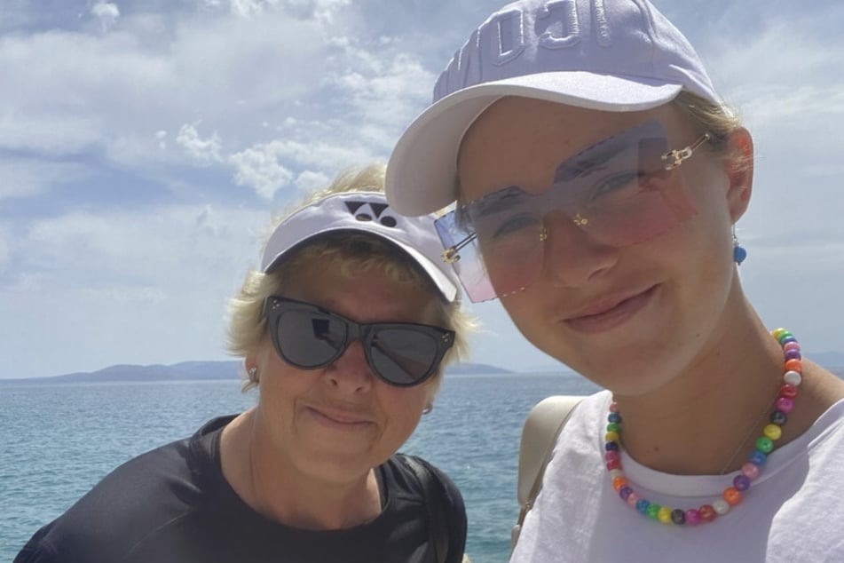 Linda Noskova (r.) mit ihrer Mama Ivana (l.).