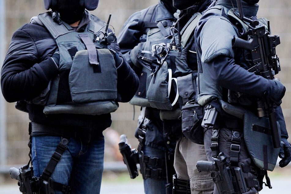 Die SEK-Beamten stürmten die Wohnung des 43-Jährigen. (Symbolbild)