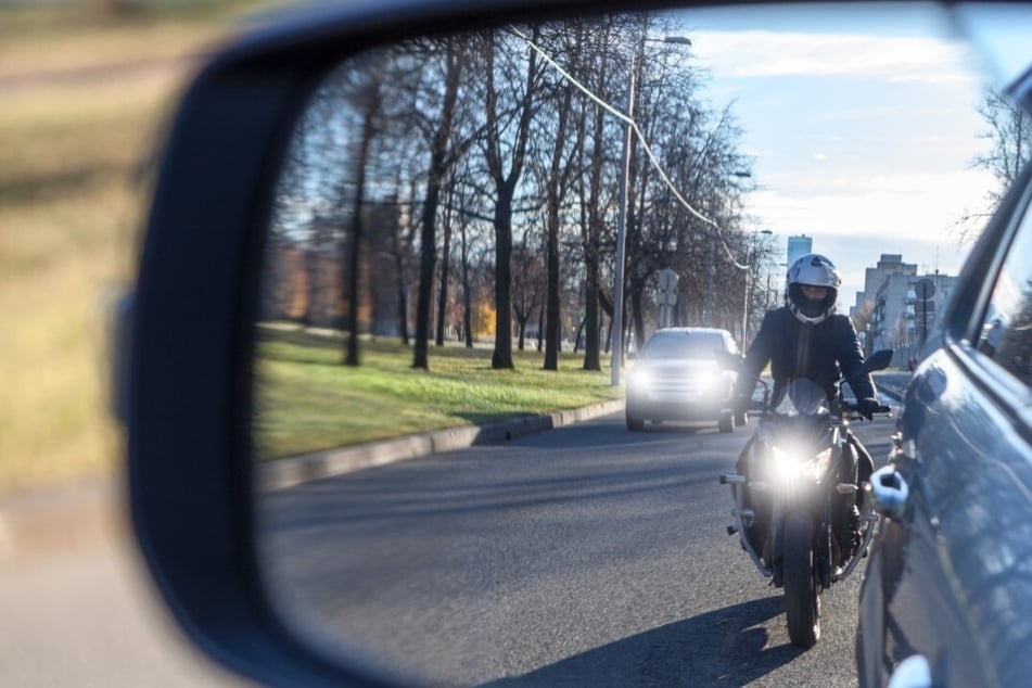 Überholvorgang geht schief: Motorradfahrer über Haube geschleudert