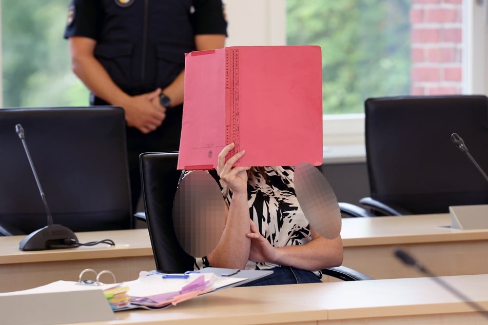 Der Angeklagten (30) wird vorgeworfen, am 10. Oktober 2025 heimtückisch und aus niedrigen Beweggründen den zur Tatzeit achtjährigen Fabian aus Güstrow getötet zu haben.