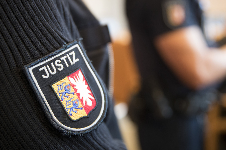 Justizbeamte stehen im Gerichtssaal im Landgericht. (Symbolbild)
