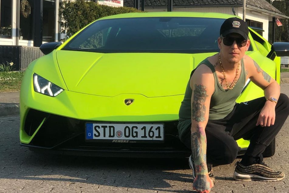 Streamer MontanaBlack (36) steht auf schnelle Autos. Jetzt wäre der Internet-Star fast mit einem verunglückt.