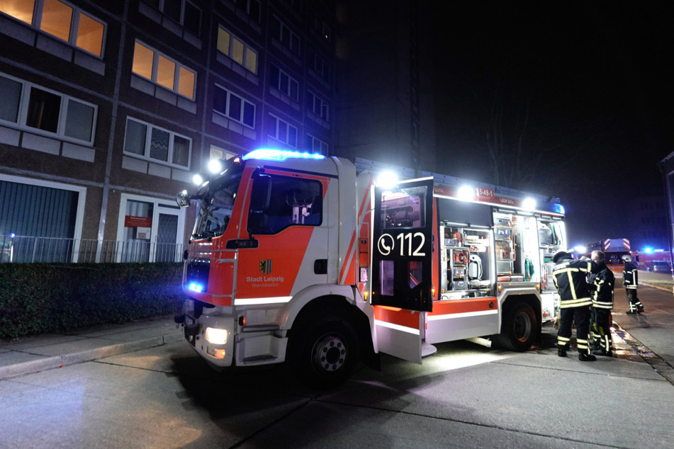 Feuerwehreinsatz in Leipzig: Feuerteufel schieben brennenden Tannenbaum in Aufzug!