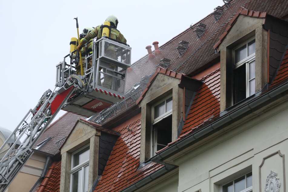 Mit Hilfe einer Drehleiter konnten die Kameraden das Feuer löschen.