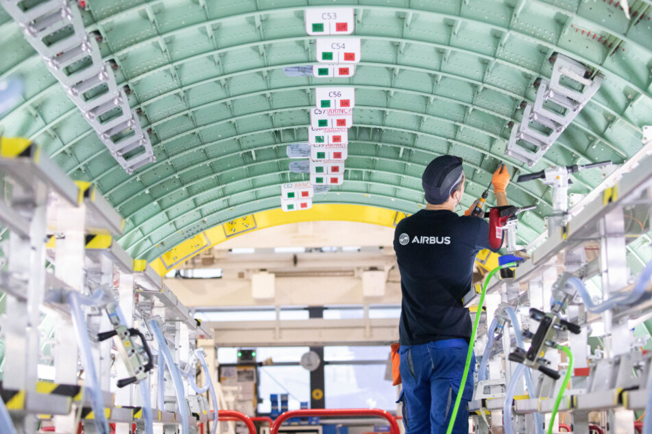 Ein Airbus-Techniker arbeitet in einem Rumpfsegment in der neuen Strukturmontage der Airbus A320 Familie in Hangar 245 im Airbus Werk in Finkenwerder.