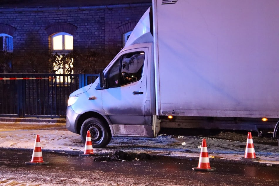 In der Fahrertür des Transporters sind mehrere Einschusslöcher zu sehen.