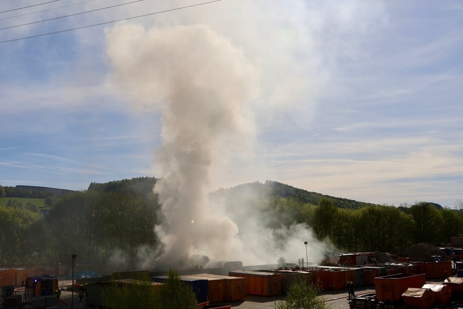 In Schwarzenberg (Erzgebirge) brach am Sonntagmorgen ein Feuer in einem Entsorgungsunternehmen aus.