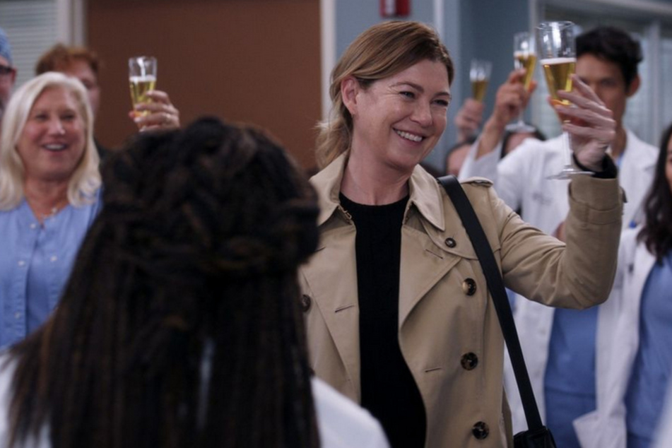 Ihre Kollegen nehmen Abschied - sowohl in der Serie als auch im realen Leben: Ellen Pompeo (53) alias "Dr. Meredith Grey" verlässt "Grey's Anatomy".
