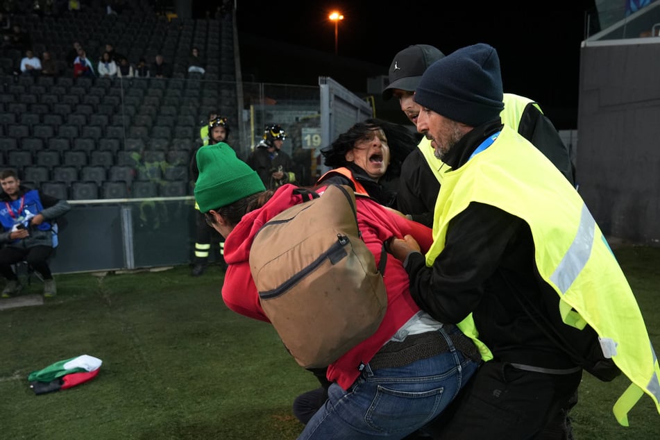 Im Stadio Friuli wurden zwei junge Menschen daran gehindert, mit Palästina-Flaggen auf den Platz zu rennen.