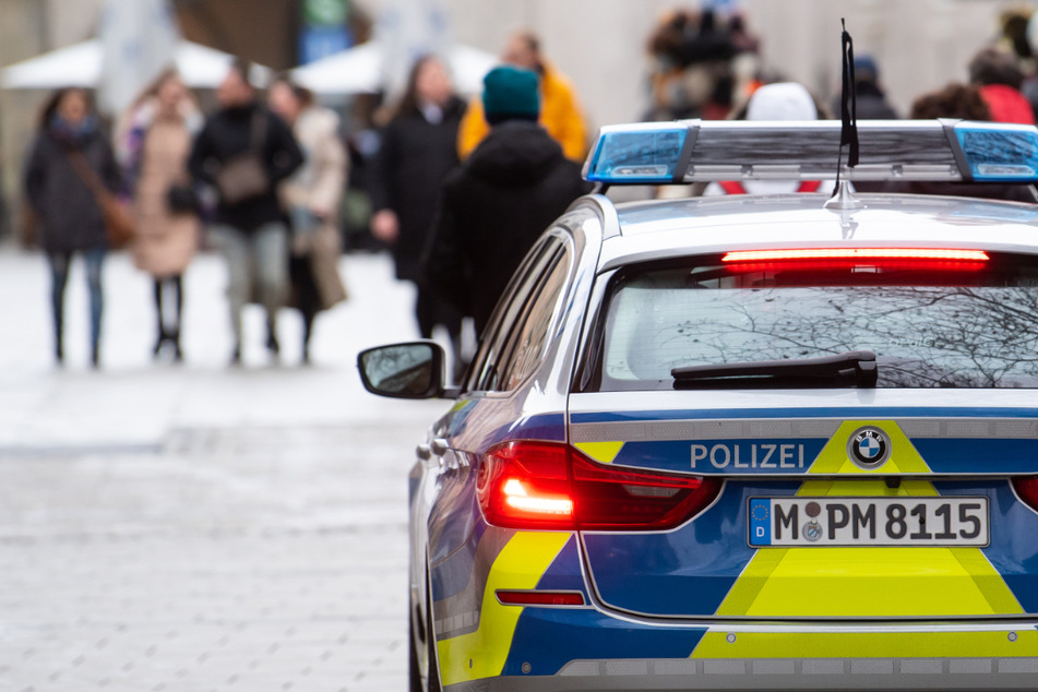 Spur der Verwüstung in München: Fahrer rammt Schaufenster und geparkte Autos