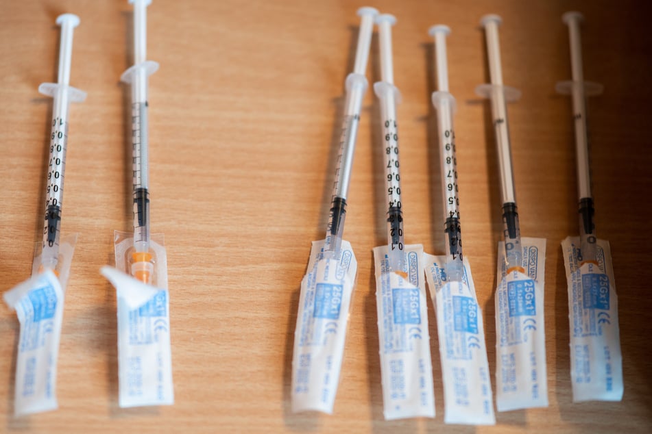 In Deutschland sind am Freitag mindestens 648.000 Impfdosen gegen Corona verabreicht worden.