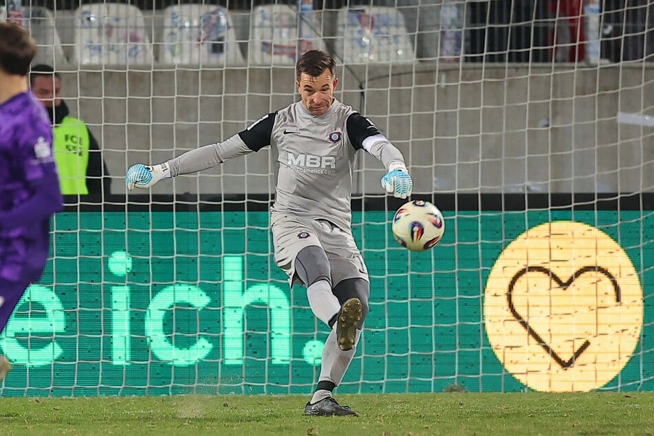 Angeschlagen: Aues Trainer muss womöglich auf Kapitän und Schlussmann Martin Männel (37) verzichten.