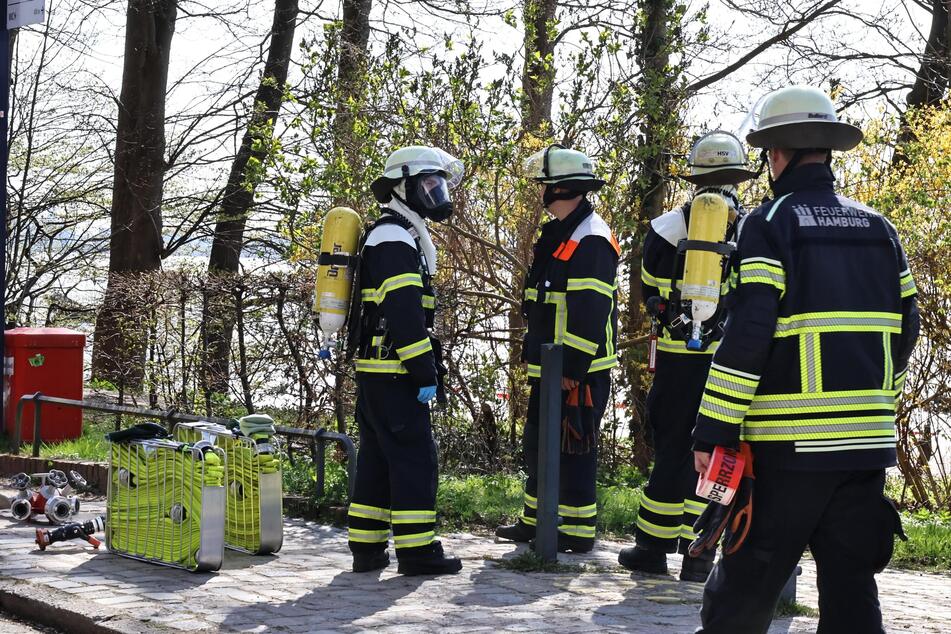 Die Feuerwehr untersuchte die zunächst unbekannte Substanz an der Elbe.